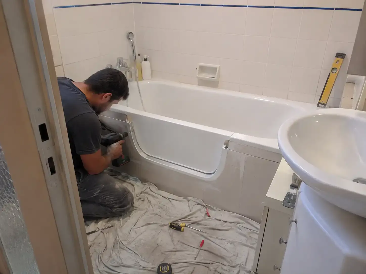 Image installateur douche senior 8 pour un handicap digne